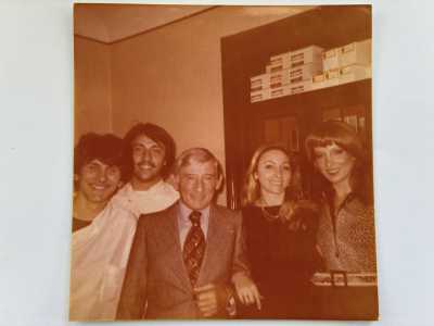 La donna ricorda i nomi dei tanti artisti passati dal coiffeur, in cui lei lavorava come truccatrice. Ci mostra ad esempio una foto con Renato Rascel e sua moglie Giuditta Santarini, poco prima di esibirsi nella commedia �Attenti all�Ufo�, del 1979